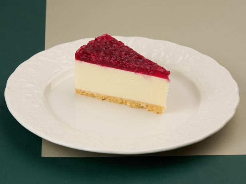 Торт с малиной и сыром