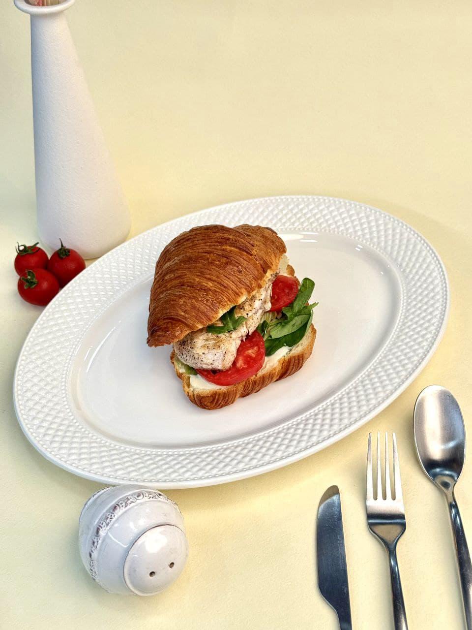 Круассан сендвич с курицей